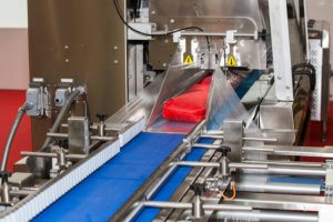 מהמארז למדף – כיצד עובדות מכונות אריזה פלופאק?