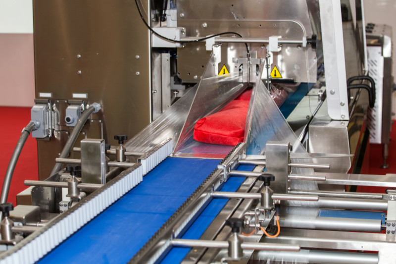 מהמארז למדף – כיצד עובדות מכונות אריזה פלופאק?