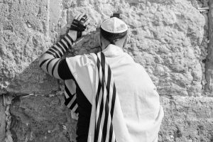 לא רק רגש – למה התשובה צריכה להתחיל מהשכל